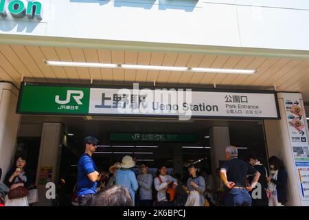 Blick auf den Eingang zum JR Ueno Station Park mit Beschilderung und Menschenmassen. Stockfoto