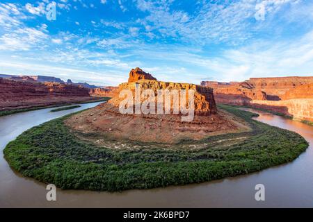 Sonnenaufgang über dem Goose Neck des Colorado River im Meander Canyon. Bears Ears National Monument. Moab, Utah. Hatch Point liegt links bei Canyonlan Stockfoto