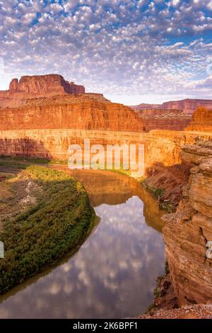 Sonnenaufgang über dem Goose Neck des Colorado River im Meander Canyon. Moab, Utah. Bears Ears National Monument mit dem Canyonlands National Park dahinter. Stockfoto