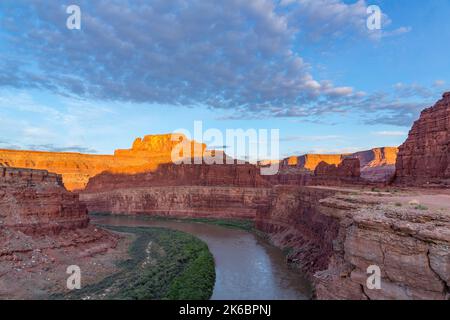 Sonnenaufgang über dem Goose Neck des Colorado River im Meander Canyon. Moab, Utah. Bears Ears National Monument mit dem Canyonlands National Park dahinter. Stockfoto