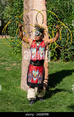 Navajo Native American Hoop Dancer in Regalia auf einem Festival in Moab, Utah, Formen mit den Reifen. Stockfoto