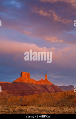 Abendlicht auf dem Rectory und Castleton Tower / Castle Rock, bei Ida Gulch, in der Nähe von Moab, Utah. Stockfoto