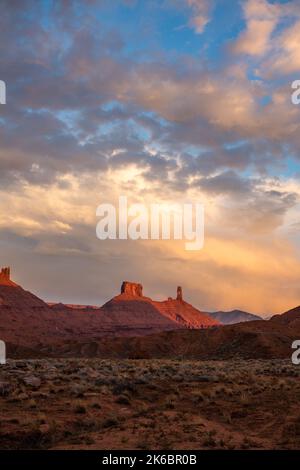 Abendlicht auf dem Rectory und Castleton Tower / Castle Rock, bei Ida Gulch, in der Nähe von Moab, Utah. Stockfoto