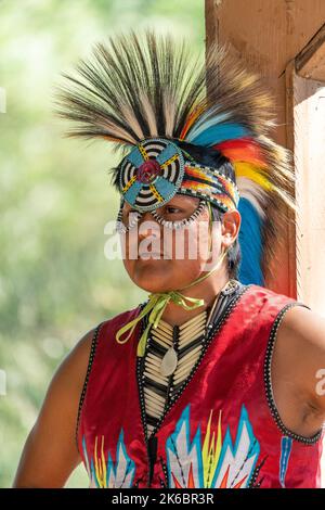 Navajo Native American Hoop Dancer in Regalia auf einem Festival in Moab, Utah. Stockfoto