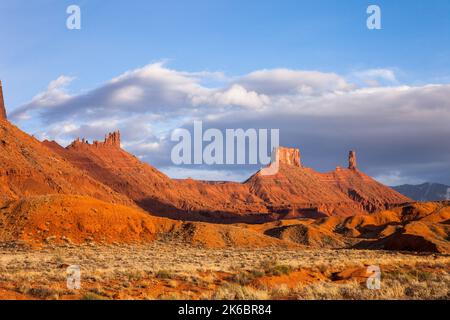 Abendlicht auf Mother Superior, The Rectory und Castleton Tower/Castle Rock, in der Nähe von Moab, Utah. Stockfoto