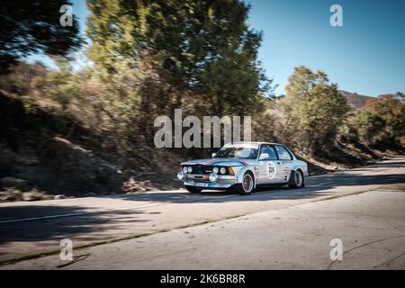Novella, Korsika, Frankreich - 7.. Oktober 2022: Arnaud Labessouille und Hadrien Folliot treten mit ihrem BMW 323i bei der Tour de Corse Historique 2022 an. Stockfoto