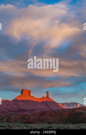 Abendlicht auf dem Rectory und Castleton Tower / Castle Rock, bei Ida Gulch, in der Nähe von Moab, Utah. Stockfoto