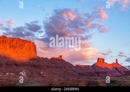 Sonnenuntergang Licht auf dem Kloster, Mutter Superior, das Rectory und Castleton Tower / Castle Rock, in der Nähe von Moab, Utah. Stockfoto