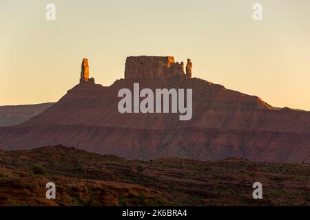 Abendlicht auf dem Castleton Tower / Castle Rock, dem Pfarrhaus und Priest and Nonnen in der Nähe von Moab, Utah. Stockfoto