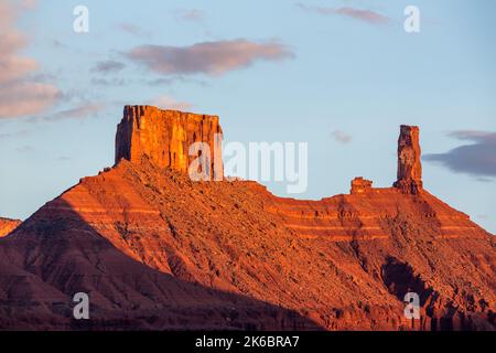 Abendlicht auf dem Castleton Tower / Castle Rock und dem Rectory, Sandsteinfelsen in der Nähe von Moab, Utah. Stockfoto