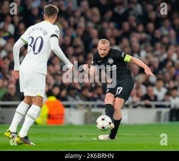 White Hart Lane, Großbritannien. 12. September 2022. Sebastian Rode (17) von Eintracht Frankfurt (rechts) während des UEFA Champions League-Spiels zwischen Tottenham Hotspur und Eintracht Frankfurt am 12. Oktober 2022 im Tottenham Hotspur Stadium, White Hart Lane, England. Foto von David Horn. Quelle: Prime Media Images/Alamy Live News Stockfoto