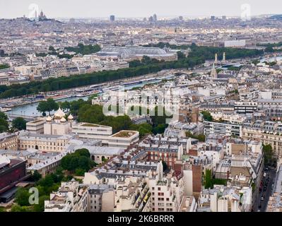 Paris (Frankreich): Panoramablick auf die Stadt vom Eiffelturm. Blick auf die Dachterrasse mit dem Museum „musee du quai Branly“, der Holy Trinity Cathedral und Stockfoto