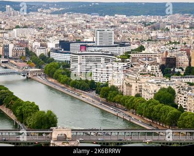 Paris (Frankreich): Panoramablick auf die Stadt vom Eiffelturm. Übersicht über die Bir-Hakeim-Brücke, die seine und das Maison de la Radio', Prem Stockfoto