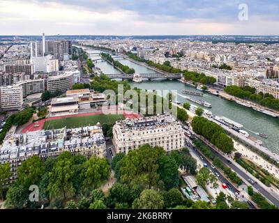 Paris (Frankreich): Panoramablick auf die Stadt vom Eiffelturm. Überblick über die Gebäude im Bezirk Grenelle, das Emile Antoine Stadium, das Ri Stockfoto