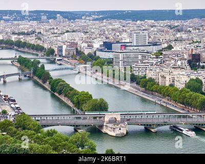 Paris (Frankreich): Panoramablick auf die Stadt vom Eiffelturm. Übersicht über die Bir-Hakeim-Brücke, die seine und das Maison de la Radio', Prem Stockfoto