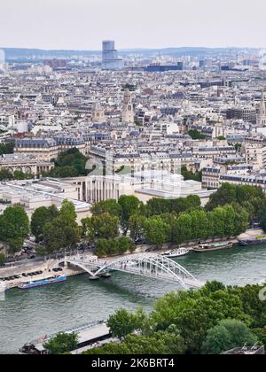 Paris (Frankreich): Panoramablick auf die Stadt vom Eiffelturm. Überblick über die seine von der Debilly Fußgängerbrücke und der Stadt, im 16. ar Stockfoto