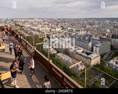 Paris (Frankreich): Panoramablick auf die Stadt vom Eiffelturm. Überblick über die Gebäude des Bezirks Grenelle, im 15.. Arrondissement (d Stockfoto