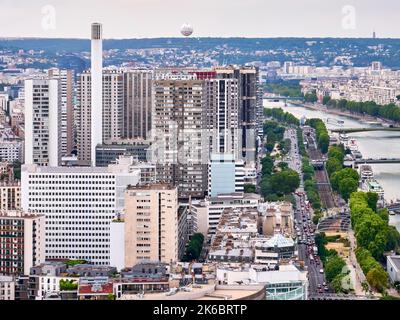 Paris (Frankreich): Panoramablick auf die Stadt vom Eiffelturm. Übersicht der Gebäude, in 15. Arrondissement, Grenelle District, entlang des Flusses SE Stockfoto