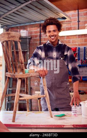 Portrait Of Man Running Business In Werkstatt Zu Hause Möbel Restaurieren Und Upcycling Stockfoto