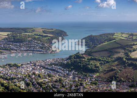 Luftaufnahme der Marinestadt Dartmouth, des Flusses Dart und des Dorfes Kingswear im Hintergrund Stockfoto