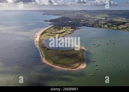 Luftaufnahme von Dawlish Warren Spit, an der Mündung des Flusses exe mit der Küste von Devon und Dartmoor im Hintergrund. Stockfoto