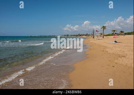 Portopalo, Italien - 09-17-2022: Schöner Strand mit Sand, türkisfarbenem und grünem Wasser und Dünen in Portopalo di Capopassero Stockfoto