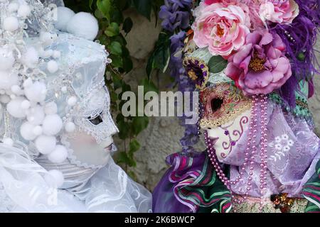 Teilnehmer am alljährlichen venezianischen Karneval von Chanaz, Frankreich Stockfoto