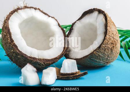 Beschädigte Kokosnussstücke mit Schale aus nächster Nähe Stockfoto