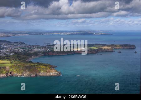 Luftaufnahme der Küste von Devon mit Berry Head und Sharkham Point im Vordergrund und Torquay im Hintergrund. Stockfoto