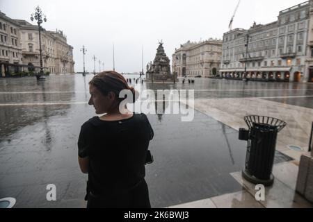 Regnerischer Nachmittag auf dem Platz der Einheit Italiens (Piazza Unita d' Italia). Triest, Italien Stockfoto