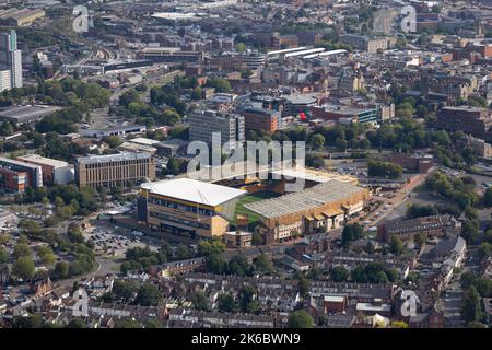 Luftaufnahme des Molineux Stadions, der Heimat von Wolverhampton Wanderers Stockfoto