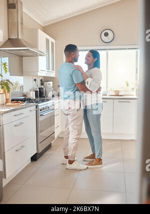 Mein Lieblingsteil des Tages ist es, bei Ihnen zu sein. Ein Paar tanzt, während es zu Hause in der Küche ist. Stockfoto