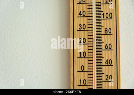 Ein Thermometer, das an der Wand hängt und eine Temperatur von 22 Grad Celsius anzeigt Stockfoto