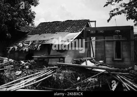 Monochrom-Foto, Haus von einem Tornado zerstört, Cikancung - Indonesien Stockfoto