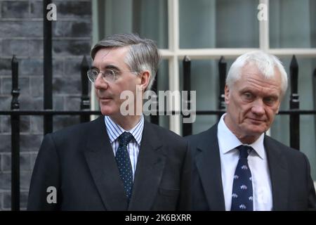 London, Großbritannien. 11. Oktober 2022. Wirtschaftsminister Jacob Rees Mogg und Klimaminister Graham Stuart verlassen die Downing Street Nr. 10 nach der wöchentlichen Kabinettssitzung. Stockfoto