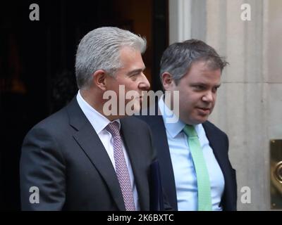 London, Großbritannien, 11.. Oktober 2022. Justizminister Brandon Lewis verlässt die Downing Street Nr. 10 zur wöchentlichen Kabinettssitzung. Stockfoto