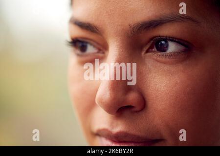 Nahaufnahme Der Lächelnden Augen Einer Frau, Die Aus Dem Fenster Schaut Stockfoto
