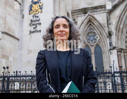 London, Großbritannien. 13. Oktober 2022. Kerry Smith, CEO von Asylum Aid, vor dem High Court. Die Wohltätigkeitsorganisation für Rechtsschutz, Asylum Aid, stellt die von der Regierung vorgestellte Zwangsumsiedlung von Asylsuchenden nach Ruanda vor eine Herausforderung. Die Asylhilfe argumentiert, dass die Fristen unzumutbar sind, da Asylanten nur 7 Tage Zeit haben, um Rechtsberatung zu erhalten und ihren Fall zu Fällen. Kredit: Karl Black/Alamy Live Nachrichten Stockfoto