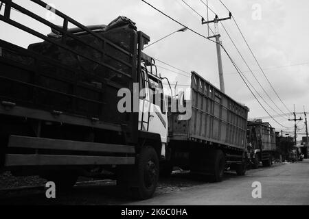 Materialtransporter, mehrere LKWs werden am Straßenrand im Cikancung-Gebiet - Indonesien geparkt Stockfoto