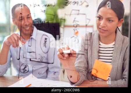 Männliche Und Weibliche Architekten Arbeiten In Der Büroplanung Neubau Auf Transparentem Bildschirm Stockfoto