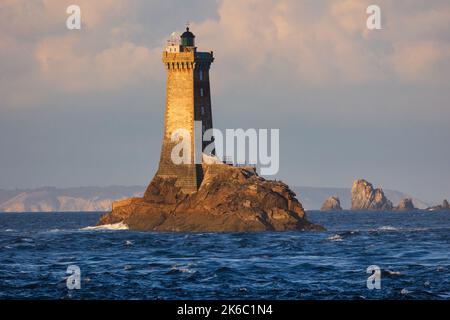 Der Leuchtturm von La vieille ist auf einem Felsen unter Sonnenlicht am Nachmittag isoliert Stockfoto