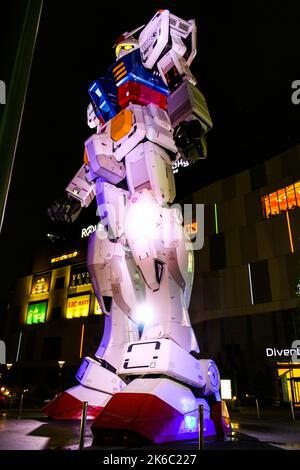 Sehen Sie bei Nacht die riesige Nachbildung der Statue des RX-78-2 Gundam, einer Figur in japanischer Anime „Mobile Suit Gundam“ am Diver City Tokyo Plaza, Odaiba. Stockfoto