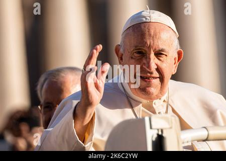 Vatikanstadt, Vatikan. 12. Oktober 2022. Papst Franziskus winkt den Gläubigen zu, als er auf dem Petersplatz zu seiner traditionellen Generalaudienz Francisí Papstes am Mittwoch in der Vatikanstadt ankommt. (Foto: Stefano Costantino/SOPA Images/Sipa USA) Quelle: SIPA USA/Alamy Live News Stockfoto