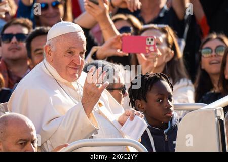 Vatikanstadt, Vatikan. 12. Oktober 2022. Papst Franziskus winkt den Gläubigen zu, als er auf dem Petersplatz zu seiner traditionellen Generalaudienz Francisí Papstes am Mittwoch in der Vatikanstadt ankommt. (Foto: Stefano Costantino/SOPA Images/Sipa USA) Quelle: SIPA USA/Alamy Live News Stockfoto