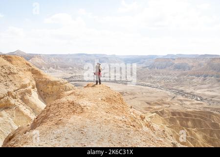 Backpacker fotografieren die Wüstenlandschaft, das Zin-Tal, die Negev-Wüste, Israel Stockfoto