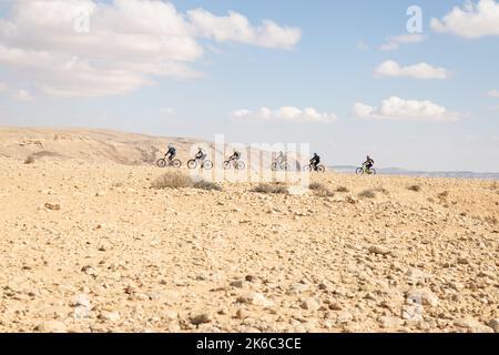 Gruppe von Bikern in der Negev-Wüste, Israel Stockfoto