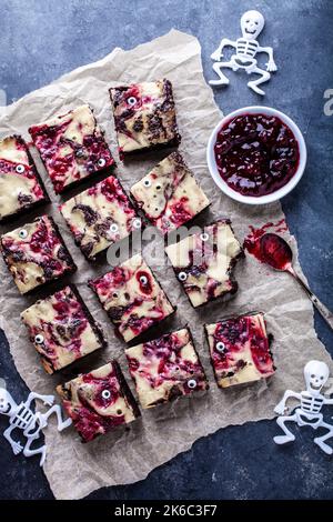 Halloween Brownies mit Preiselbeeren und Frischkäse auf der Oberseite Stockfoto