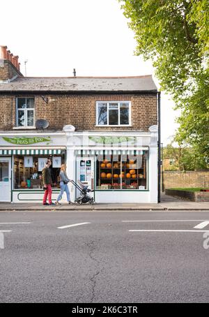 Two Peas in a Pod - Sonnenlichtdurchflutete Gemüsehändler-Ecke, Barnes, Southwest London, England, Großbritannien Stockfoto