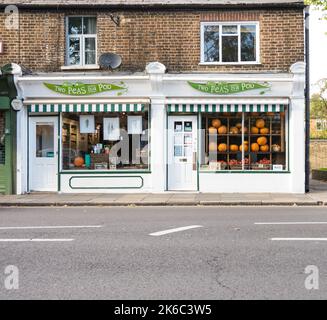 Two Peas in a Pod - Sonnenlichtdurchflutete Gemüsehändler-Ecke, Barnes, Southwest London, England, Großbritannien Stockfoto