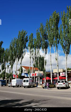 Cholpon-ATA, Kirgisistan – 17. September 2022: Straßenszene in Cholpon-ATA, Ferienort am Nordufer des Issyk-Kul-Sees, mit ganzjährlichem Po Stockfoto